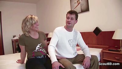 A szőke szépség baszik a anya fia szex video férje barátja a kanapén